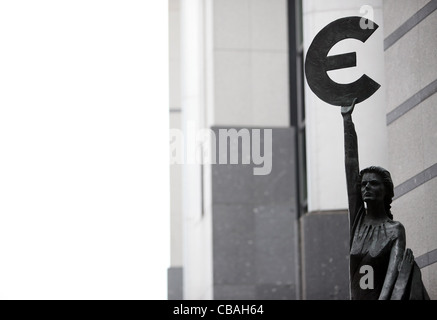 L 'Europe' sculpture se trouve à l'extérieur du bâtiment du Parlement européen à Bruxelles, Belgique. Banque D'Images