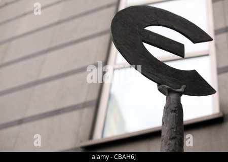 L 'Europe' sculpture se trouve à l'extérieur du bâtiment du Parlement européen à Bruxelles, Belgique. Banque D'Images