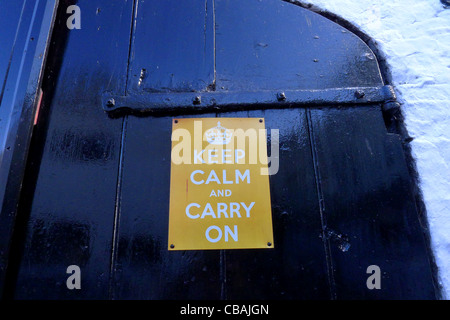 Les Britanniques connaissent bien remonté le moral de la guerre mondiale deux slogan "affection" pour signer posté sur une vieille porte en bois. Banque D'Images