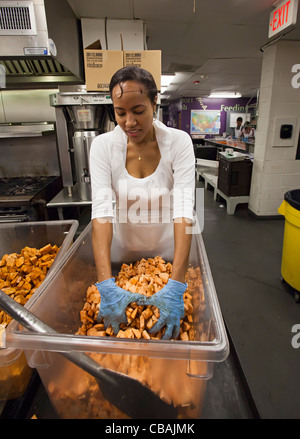 Préparer les repas pour les bénévoles des organismes de services sociaux à DC cuisine centrale Banque D'Images