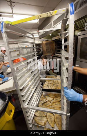 Préparer les repas pour les bénévoles des organismes de services sociaux à DC cuisine centrale Banque D'Images