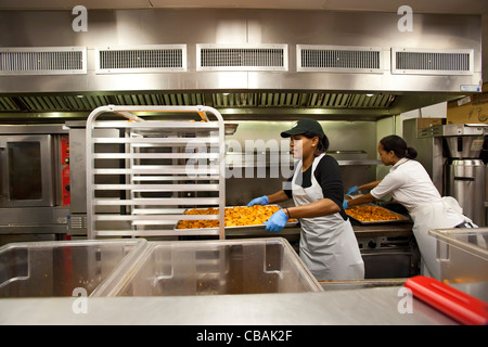 Préparer les repas pour les bénévoles des organismes de services sociaux à DC cuisine centrale Banque D'Images