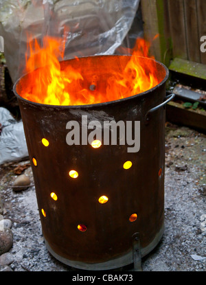 La combustion de déchets de jardin Banque D'Images