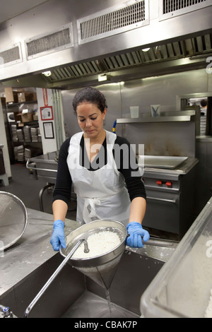 Préparer les repas pour les bénévoles des organismes de services sociaux à DC cuisine centrale Banque D'Images