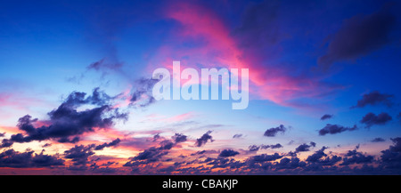 Ciel au coucher du soleil spectaculaire. Vue panoramique tourné. Banque D'Images