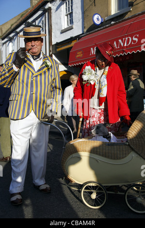 Pays LADY & GENTLEMAN AVEC WHIPPET DANS LA PRAM PICKERING NORTH YORKSHIRE 15 Octobre 2011 Banque D'Images