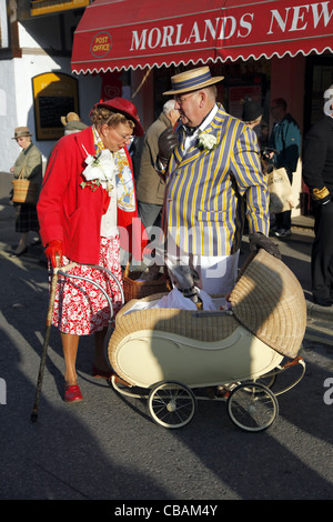 Pays LADY & GENTLEMAN AVEC WHIPPET DANS LA PRAM PICKERING NORTH YORKSHIRE 15 Octobre 2011 Banque D'Images