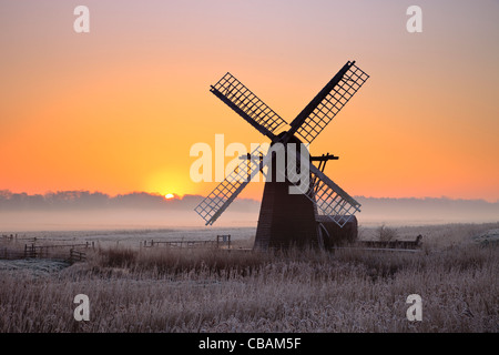 Herringfleet smock mill dans la brume sur un matin d'hiver. Banque D'Images