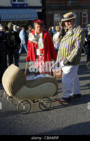 Pays LADY & GENTLEMAN AVEC WHIPPET DANS LA PRAM PICKERING NORTH YORKSHIRE 15 Octobre 2011 Banque D'Images