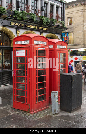 Deux cabines téléphoniques rouges à l'extérieur de Deacon Brodie's Tavern, The Royal Mile, Édimbourg, Écosse. Banque D'Images