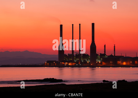 Coucher de soleil sur Larnaca, Chypre, avec la centrale électrique de Dhekelia éclairés à l'avant Banque D'Images