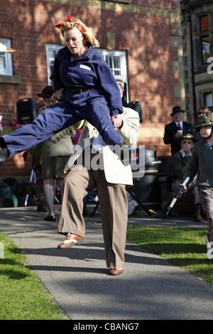 1940 MAN & WOMAN DANCING PICKERING, NORTH YORKSHIRE 15 Octobre 2011 Banque D'Images