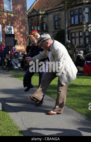 1940 MAN & WOMAN DANCING PICKERING, NORTH YORKSHIRE 15 Octobre 2011 Banque D'Images