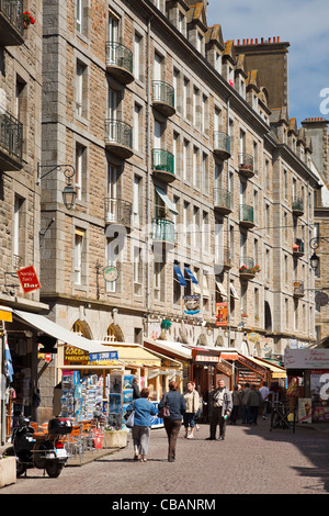 Rue pavées traditionnelles dans la ville historique de Saint-Malo, Bretagne, France, Europe Banque D'Images