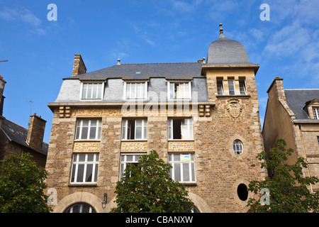 Le bâtiment du bureau de poste à la place des frères Lamennais dans le centre de Saint-Malo, Bretagne, France Banque D'Images