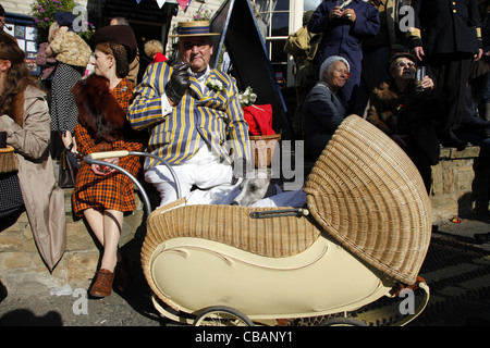 Pays LADY & GENTLEMAN AVEC WHIPPET DANS LA PRAM PICKERING NORTH YORKSHIRE 15 Octobre 2011 Banque D'Images