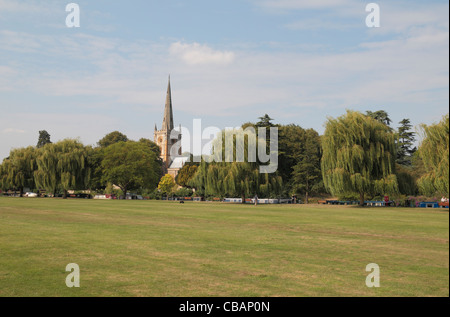 L'église Holy Trinity, sur les rives de la rivière Avon à Stratford upon Avon, Warwickshire, Royaume-Uni. Banque D'Images