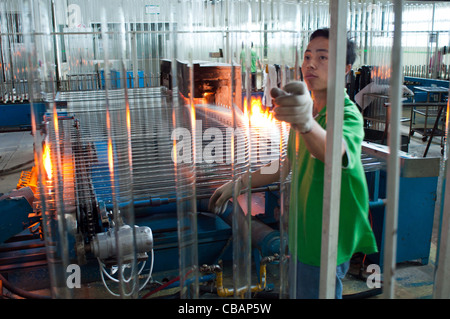 Un travailleur de la Himin Solar Corporation, un chef de file chinois dans la production de chauffe-eau solaires. China Solar Valley, Dezhou, Shandong, Chine Banque D'Images