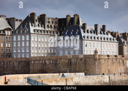 Bretagne - Maisons de la ville fortifiée de Saint-Malo, Bretagne, France - Vu du port les murs Banque D'Images