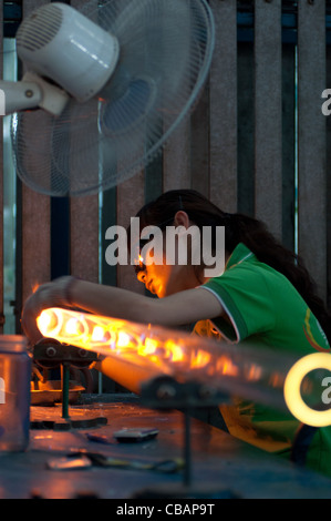 Un travailleur de la Himin Solar Corporation, un chef de file chinois dans la production de chauffe-eau solaires. China Solar Valley, Dezhou, Shandong, Chine Banque D'Images