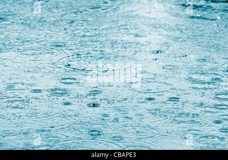 Gouttes de pluie sur la surface de l'eau Banque D'Images