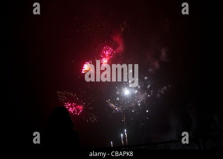 D'artifice à Londres. Petit rouge vif, rose et blanc illuminent le ciel nocturne d'explosion de la création d'un beau spectacle. Banque D'Images