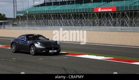 GRAY FERRARI CALIFORNIA VOITURE circuit de Silverstone en Angleterre le 14 septembre 2011 Banque D'Images