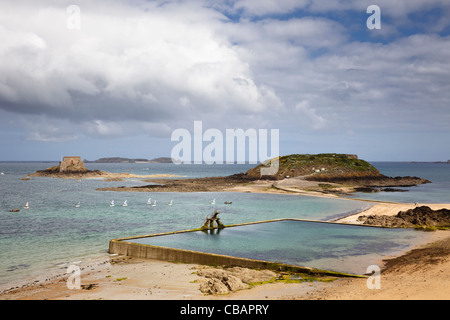 St Malo, Bretagne, France - plage, piscine de marée et d'îles au large de la côte y compris petit être Banque D'Images