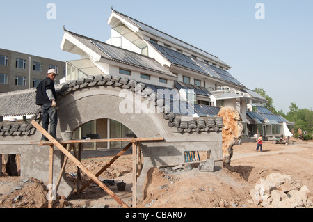 La « villa en verre » est en construction, une maison zéro émission conçue par Douglas Wilke. China Solar Valley, Dezhou, Shandong, Chine Banque D'Images