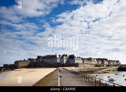 St Malo - Saint Malo, Bretagne, France - vue de la ville et de la plage du port les murs Banque D'Images