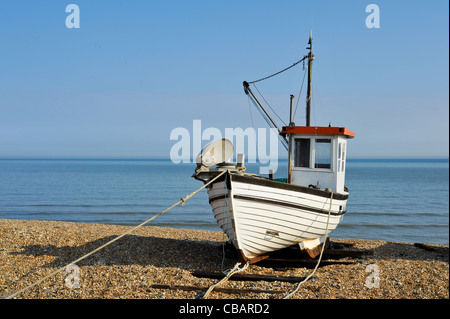 Un petit chalutier de l'industrie de la pêche a été tiré jusqu'à la plage de Hythe stoney, près de Folkestone dans le Kent, UK Banque D'Images