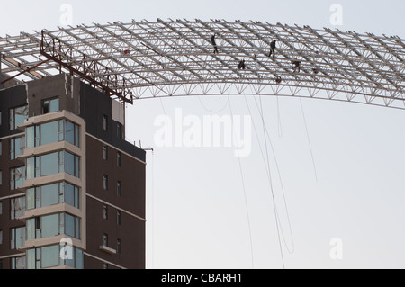 Les travailleurs sur le toit d'un bâtiment en construction. Linyi, Shandong, Chine Banque D'Images