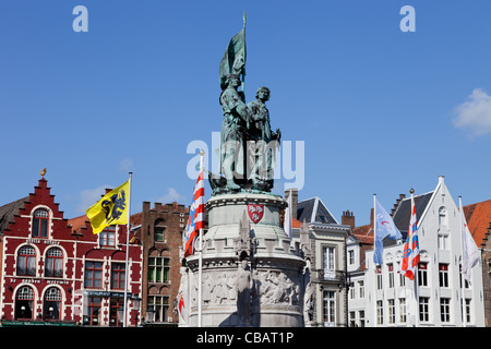 La statue de Jan Breydel et Pieter de Coninck dans la place du marché, Bruges, Belgique. Banque D'Images