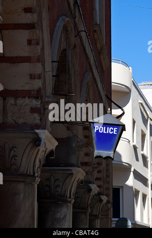 La vieille Police Bleu signe. Détail de l'ancien bâtiment de la police à Gibraltar. Banque D'Images