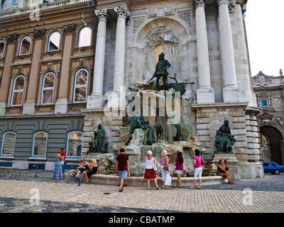 Le Matthias fontaine au Palais Royal sur la colline du château de Budapest, Hongrie Banque D'Images