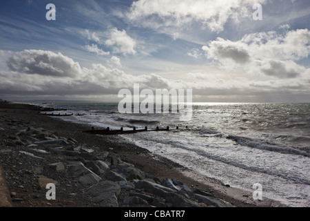 Nouveaux épis construit dans le cadre de la défense de la mer sur la plage de Tywyn Banque D'Images