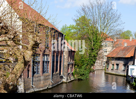 Bâtiments médiévaux à côté d'un canal de Bruges, Belgique Banque D'Images