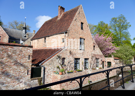 Bâtiments médiévaux à côté d'un canal de Bruges, Belgique Banque D'Images