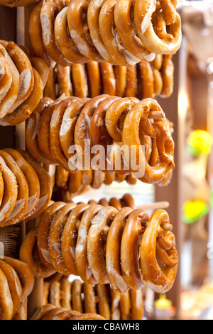 Boulangerie pâtisserie à vendre des bretzels mous - faible profondeur de champ Banque D'Images