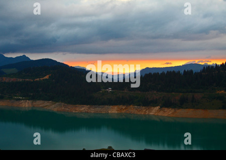 Lac de Roselend au coucher du soleil. Savoie, Alpes, France Banque D'Images