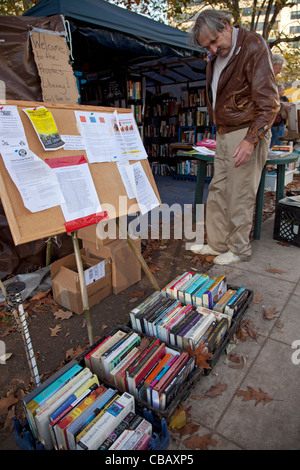 Washington, DC - La bibliothèque de l'OCCUPER DC camp à McPherson Square. Banque D'Images