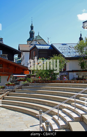 Ville de Megève, Haute-Savoie, France, Alpes Françaises. Petit amphithéâtre extérieur de l'office du tourisme de Megève Banque D'Images