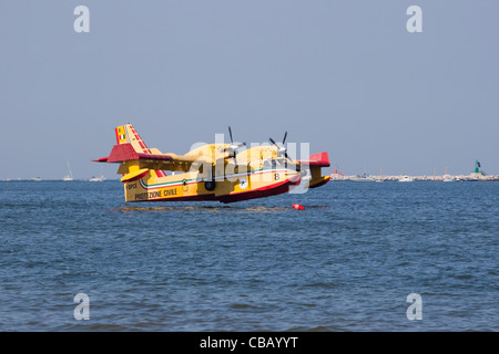 Un Canadair 415 en action lors d'un meeting aérien Banque D'Images