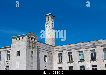 La tour de l'horloge et l'aile sud du centre municipal, Southampton, Hampshire, England, UK Banque D'Images