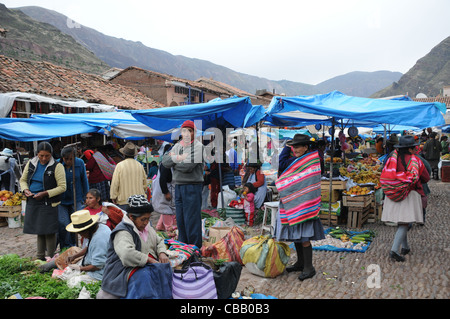 Marché de Pisaq, VALLÉE SACRÉE, Cuzco LE JOUR DU MARCHÉ Banque D'Images