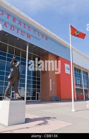 Le Ted Bates Statue, Stand Itchen, Southampton FC, St Mary's Stadium, Britannia Road, Southampton, Hampshire, England, UK Banque D'Images