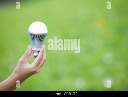 Woman's hand holding Ampoule de LED Banque D'Images