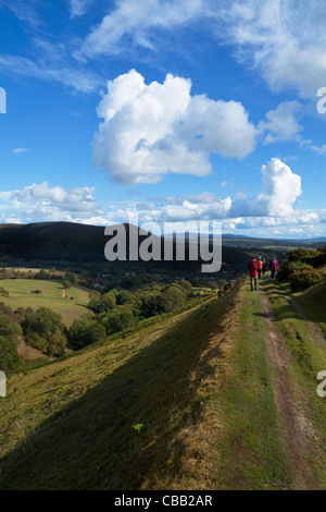 Les randonneurs sur la voie le long du côté de Callow Mountain, au-dessus de peu de Stretton, Shropshire, England, UK Banque D'Images