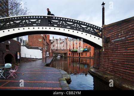 Barre de verrouillage de passerelle, rue gaz bassin du canal, tunnel sous Broad Street en arrière-plan, le centre-ville de Birmingham, Angleterre Banque D'Images