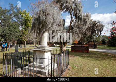 Avec de la mousse d'arbre surplombant une tombe dans le cimetière du parc Colonial de Savannah, Géorgie Banque D'Images